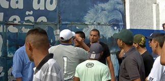 Torcedores fazem protesto na Toca do Leão