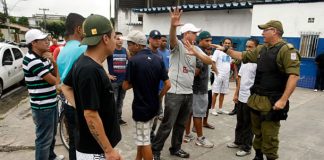 Policiais militares estiveram cedo nos portões do Baenão e evitaram confronto de torcedores com os jogadores