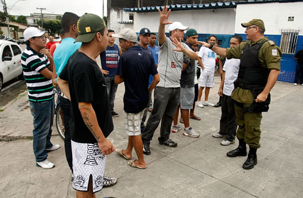 Policiais militares estiveram cedo nos portões do Baenão e evitaram confronto de torcedores com os jogadores Policiais militares estiveram cedo nos portões do Baenão e evitaram confronto de torcedores com os jogadores