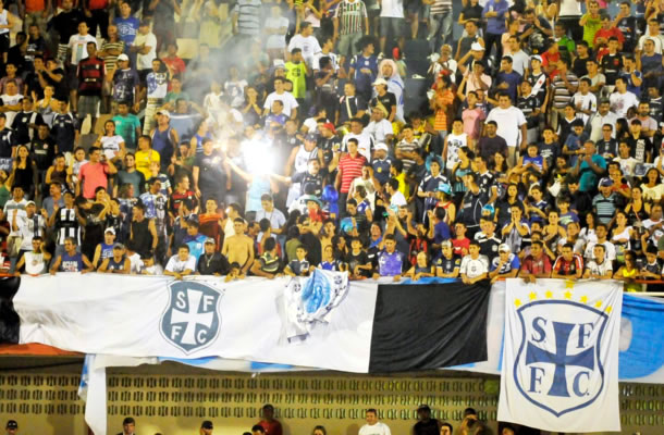 Torcida santarena torcendo pelo São Francisco