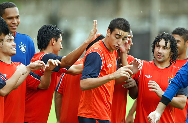 Jogadores remistas brincam durante a tarde de treinos do Leão