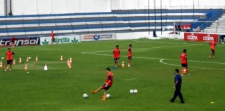 Jogadores remistas em mais um dia de treinamentos no Baenão