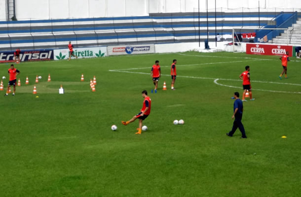 Jogadores remistas em mais um dia de treinamentos no Baenão