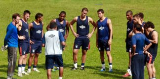 Flávio Araújo conversa com jogadores durante os treinos