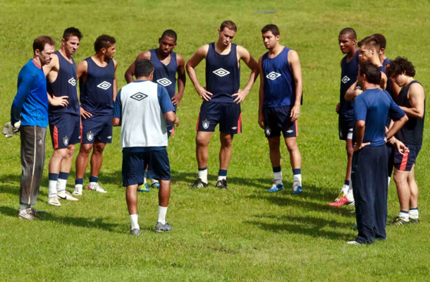 Flávio Araújo conversa com jogadores durante os treinos