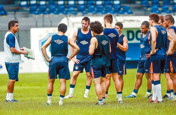 Flávio Araújo conversa com jogadores durante os treinos