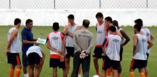 Flávio Araújo conversa com jogadores durante os treinos