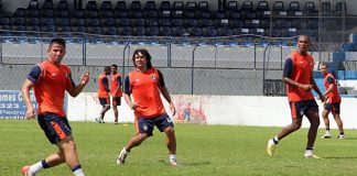 Jogadores realizam treino tático no Baenão