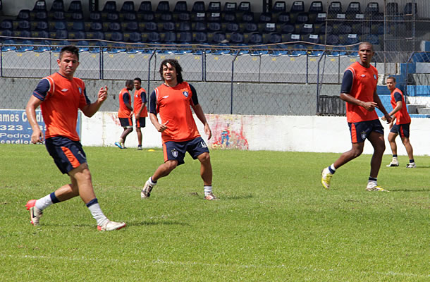 Jogadores realizam treino tático no Baenão