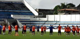 Jogadores fazem uma oração antes do treino no Baenão