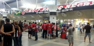 Cerca de 100 torcedores aguardavam os jogadores rubro-negros no aeroporto da capital paraense