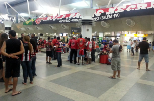 Cerca de 100 torcedores aguardavam os jogadores rubro-negros no aeroporto da capital paraense