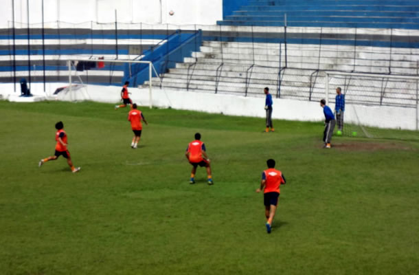 Jogadores realizam treino tático no Baenão