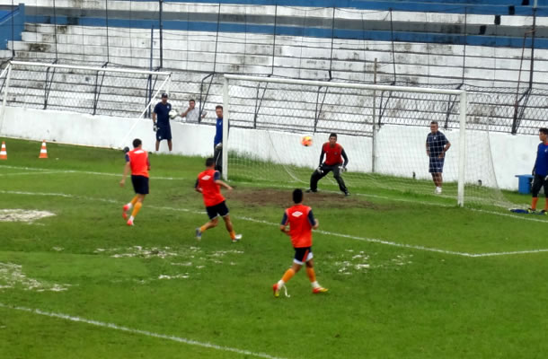 Jogadores realizam treino tático no Baenão