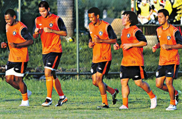 Jogadores do Remo treinam no CT do Volta Redonda (RJ)