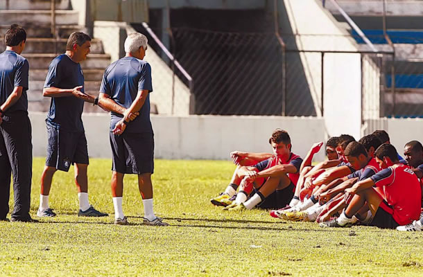 Flávio Araújo conversa com jogadores durante os treinos