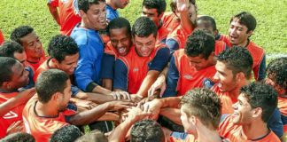 Jogadores remistas fazem uma corrente positiva antes da decisão