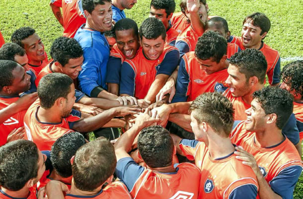 Jogadores remistas fazem uma corrente positiva antes da decisão