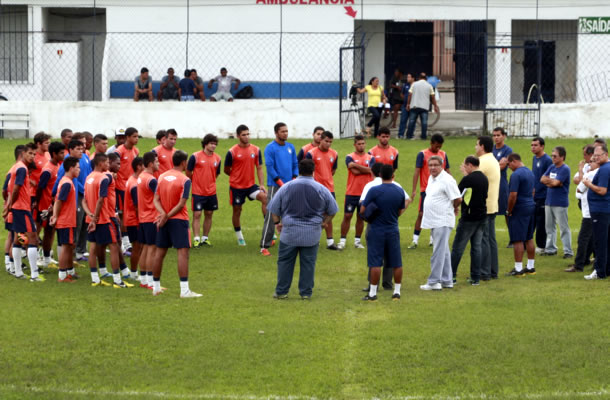 Treinador Edmilson Melo, das divisões de base, recebe 27 jogadores