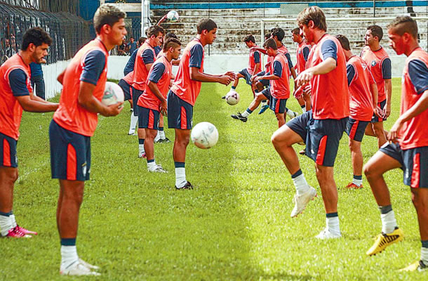 Jogadores remistas realizam atividades físicas