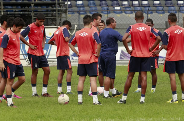 Jogadores remistas treinam sob o comando do técnico da base Edmilson Melo