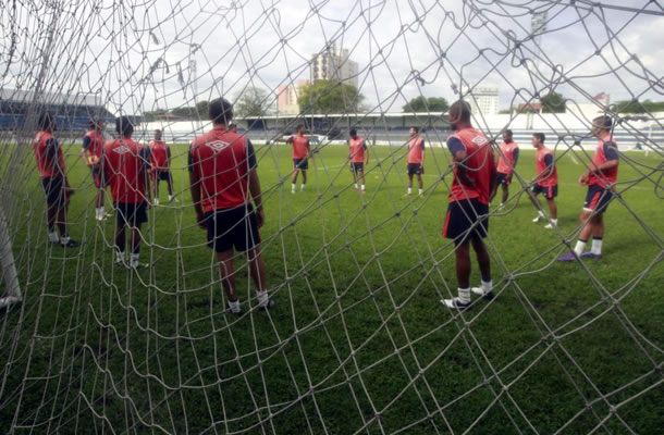 Jogadores remistas treinam no Baenão