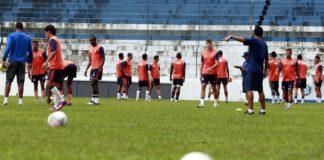 Jogadores remistas treinam no Baenão