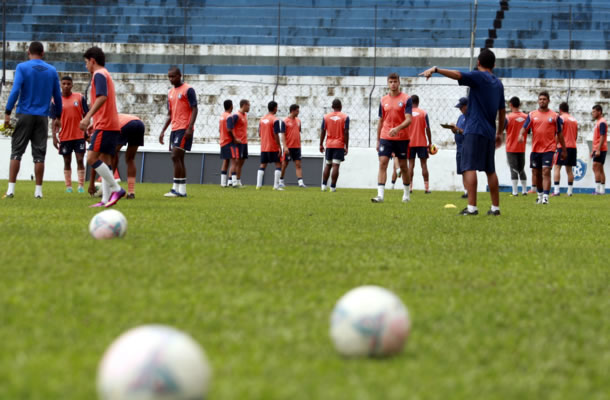 Jogadores remistas treinam no Baenão