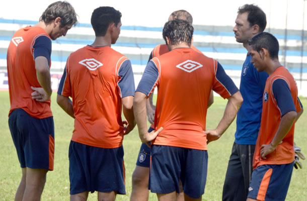 Jogadores remistas treinam no Baenão