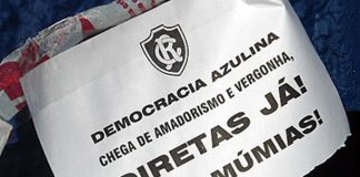 Protesto da torcida contra a diretoria exige eleições diretas