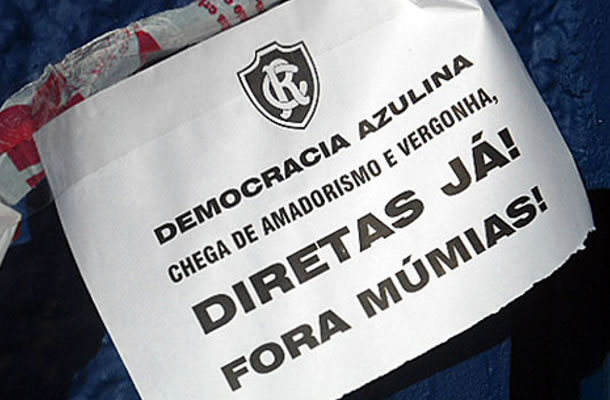 Protesto da torcida contra a diretoria exige eleições diretas