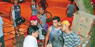 O diretor de futebol Maurício Bororó (de branco) recebeu os líderes do movimento e prometeu discutir as propostas