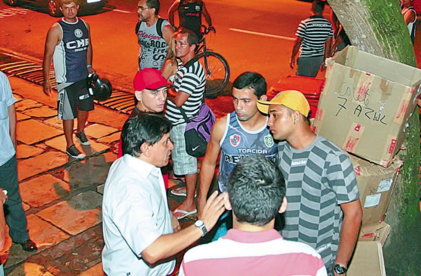 O diretor de futebol Maurício Bororó (de branco) recebeu os líderes do movimento e prometeu discutir as propostas