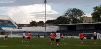 Charles Guerreiro movimentou o elenco em um treino tático, em campo reduzido no Baenão