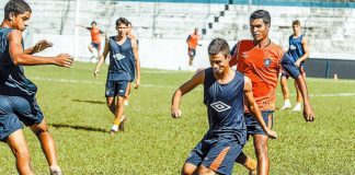 Jogadores remistas treinam no Baenão