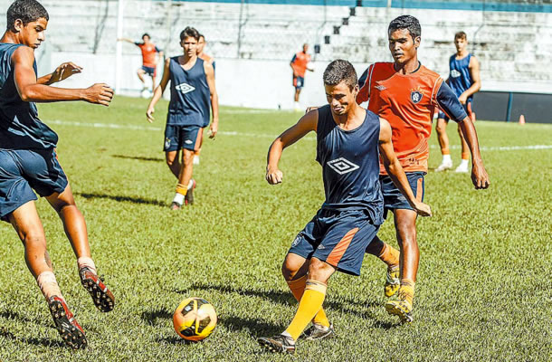 Jogadores remistas treinam no Baenão