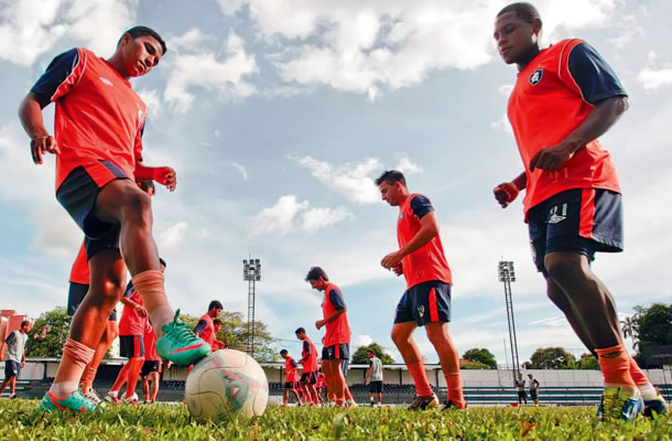 Jogadores remistas treinam no Baenão