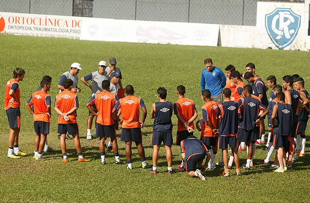 Jogadores remistas treinam no Baenão