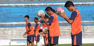 Jogadores remistas treinam no Baenão