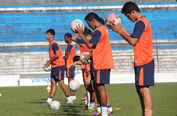 Jogadores remistas treinam no Baenão