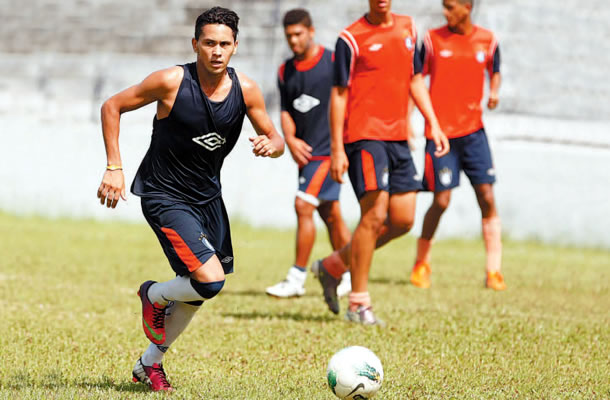 Jogadores remistas treinam no Baenão