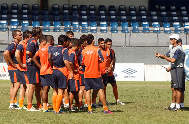 Jogadores remistas treinam no Baenão sob o comando de Charles Guerreiro