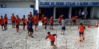 Jogadores remistas treinam na caixa de areia