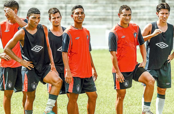 Jogadores remistas treinam no Baenão