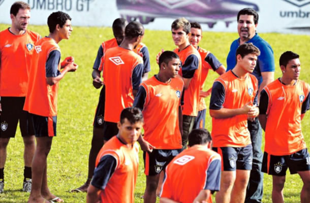 Jogadores se apresentam no Baenão e são recebidos pelo presidente Zeca Pirão