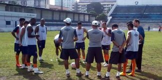 Charles Guerreiro orienta os jogadores remistas no Baenão