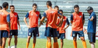 Valter Lima orienta os jogadores remistas no Baenão