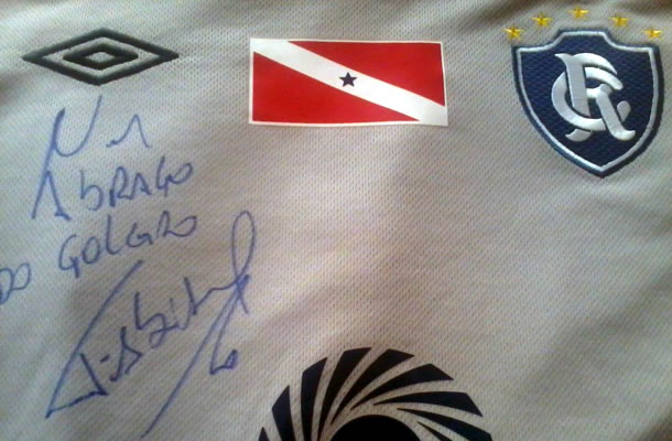 Camisa autografada pelo goleiro Fabiano