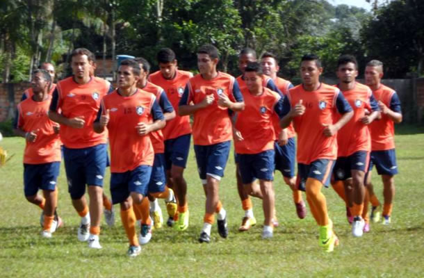 Jogadores do Remo realizam atividades físicas