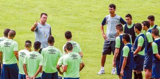 Roberto Fernandes orienta os jogadores antes de iniciar o treino